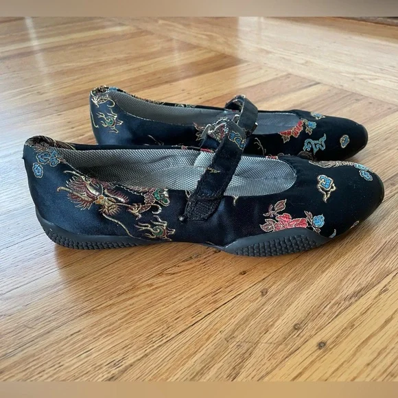 Vintage embroidered mary janes - Picture 3 of 6